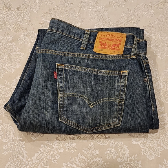 Men's Levi's 559s. Size Big and Tall 42x32 will fit 45x32.  Distressed Look. - Picture 1 of 13